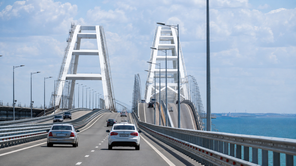 Автомобили движутся по Крымскому мосту