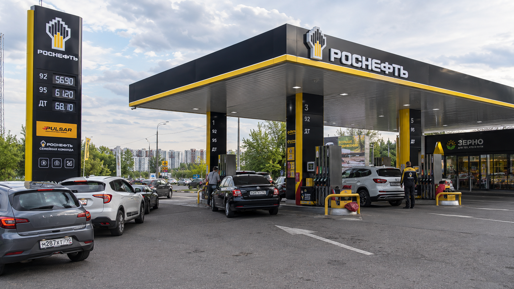 Очередь автомобилей на автозаправочной станции Роснефти