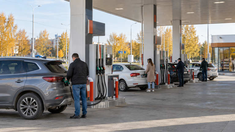 Заправка автомобиля на АЗС в Удмуртии
